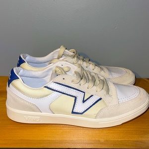 I’m selling my vans only wore once !